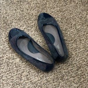 EUC softwalk flats dark blue floral butterfly